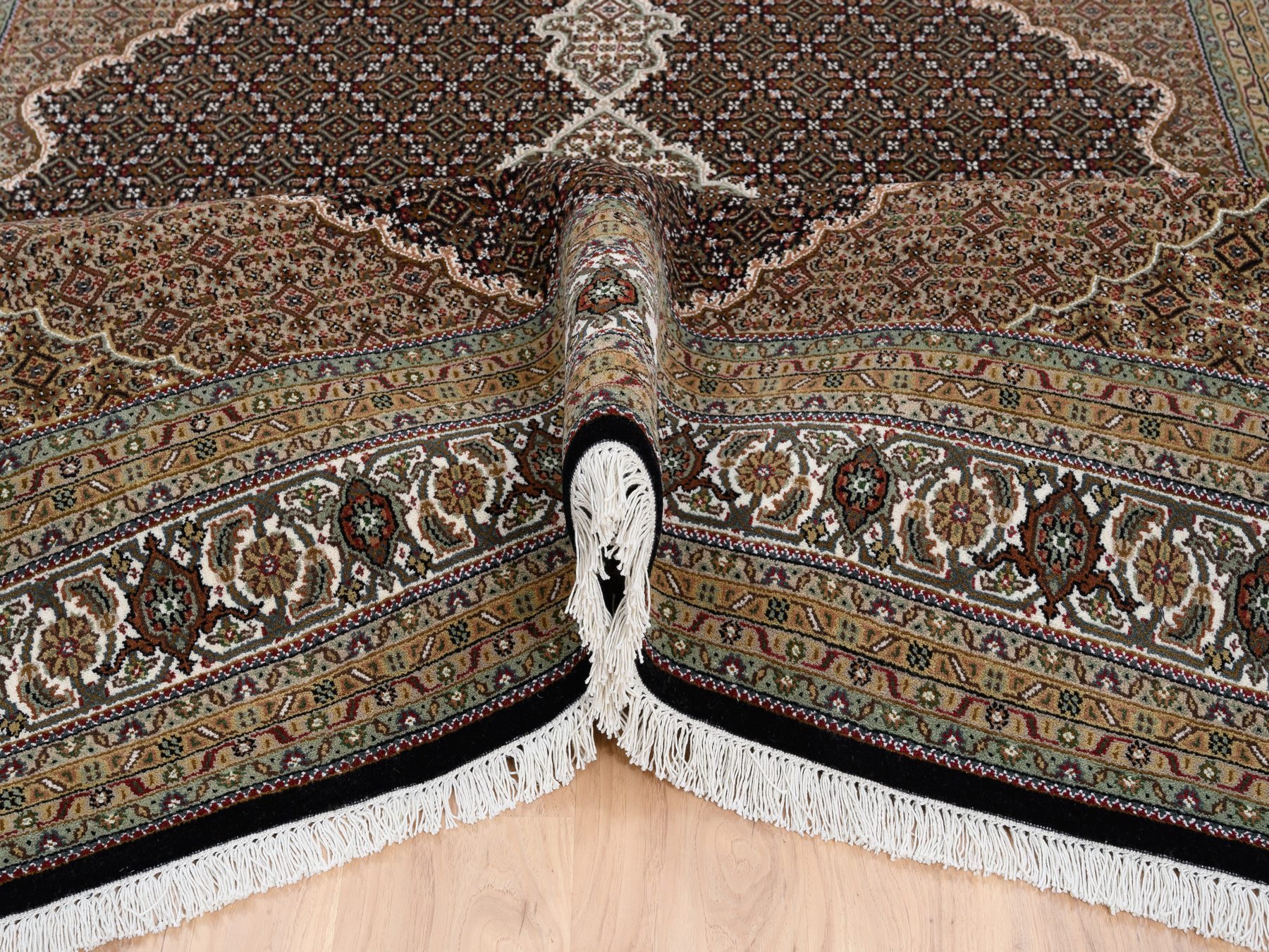 Traditional Rugs LUV569646